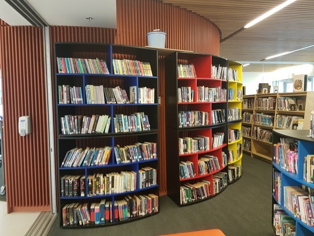 Curved shelves of books at the Lax Kw'alaams library and learning centre.
